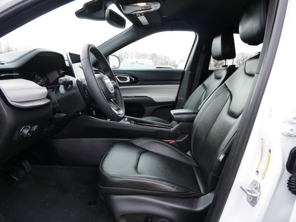 Used 2025 Jeep Compass Limited image 11