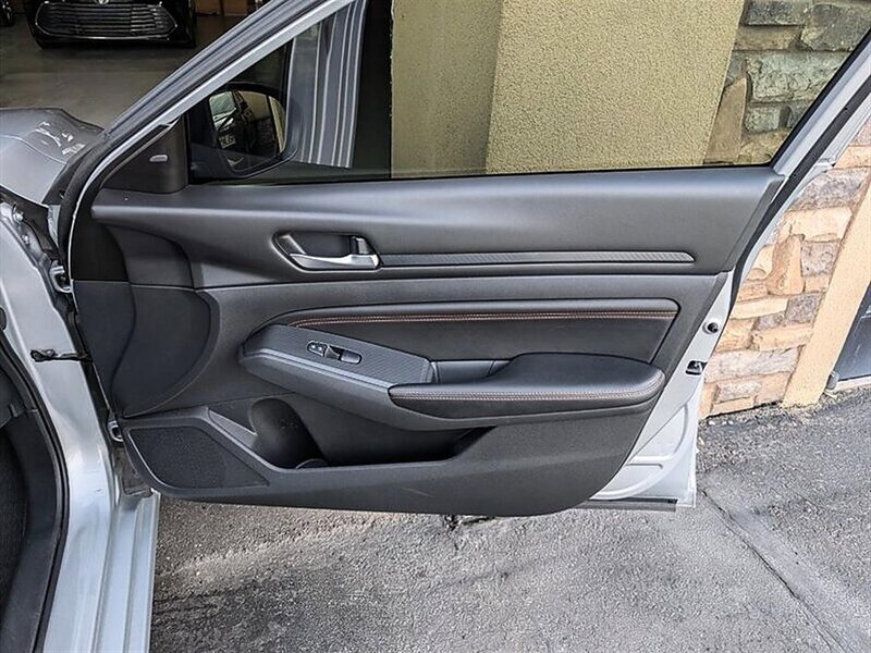 Used 2021 Nissan Altima 2.5 SR w/ SR Premium Package FWD image 30