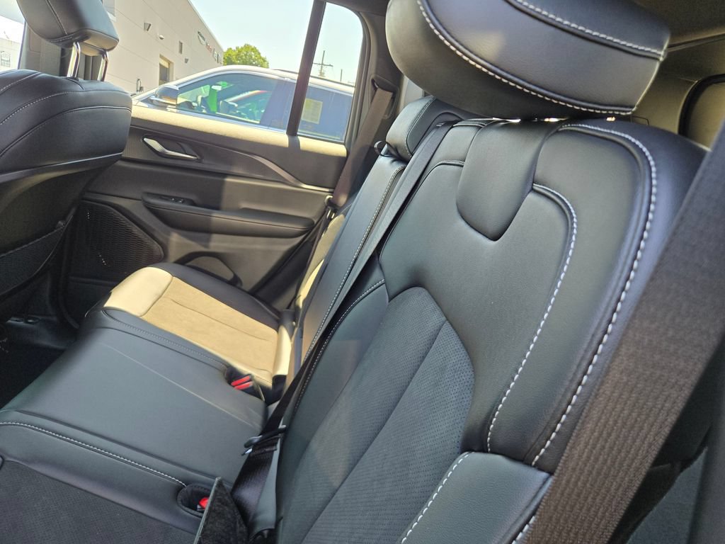 Used 2025 Jeep Grand Cherokee Altitude AWD/4WD image 7