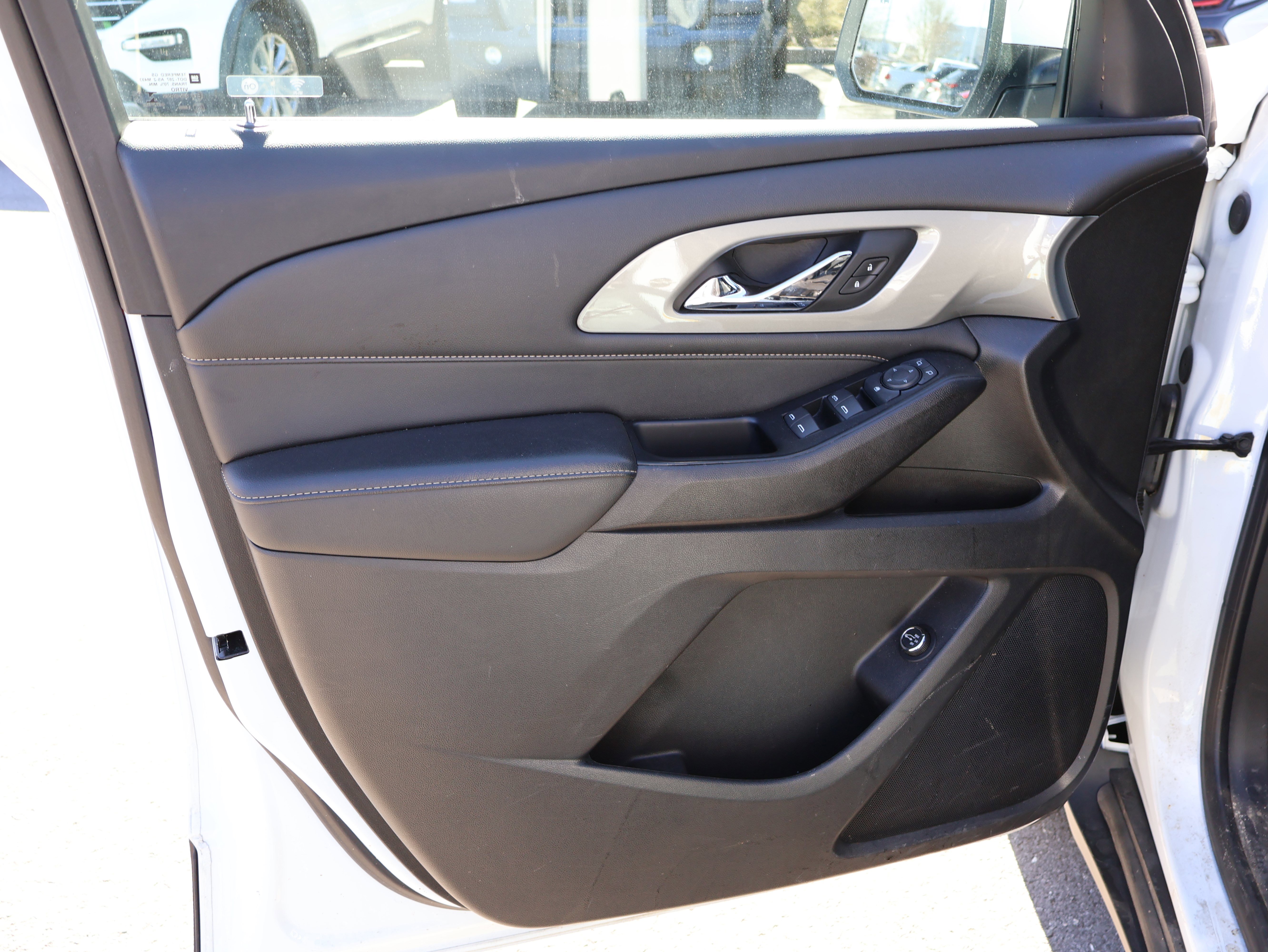 Used 2023 Chevrolet Traverse LT image 24