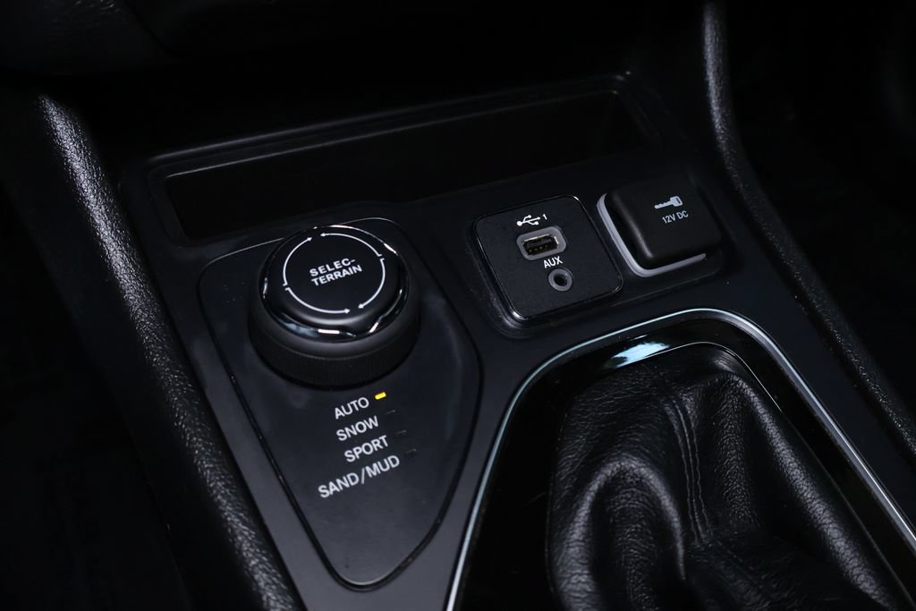 Used 2021 Jeep Cherokee Limited w/ Elite Package AWD/4WD image 38