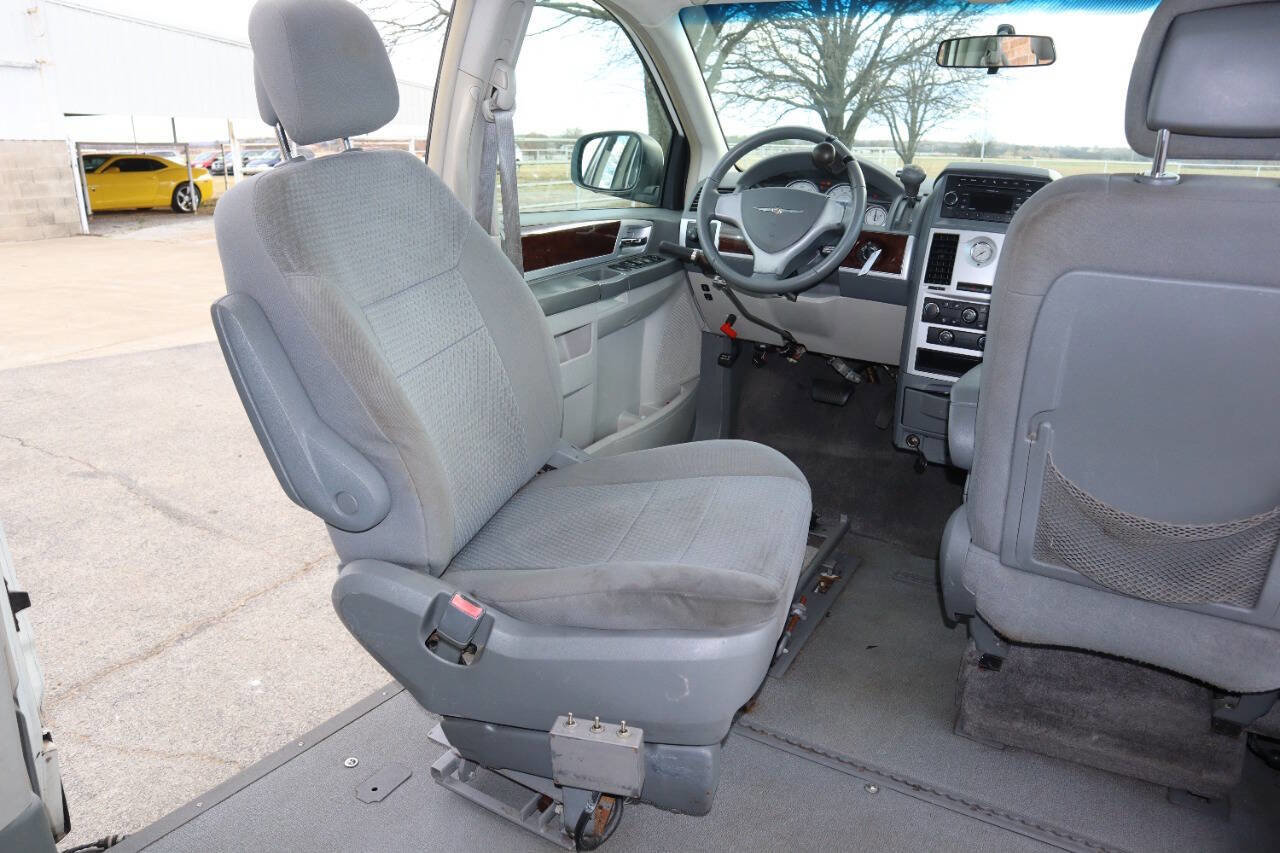 Used 2010 Chrysler Town & Country Touring image 29