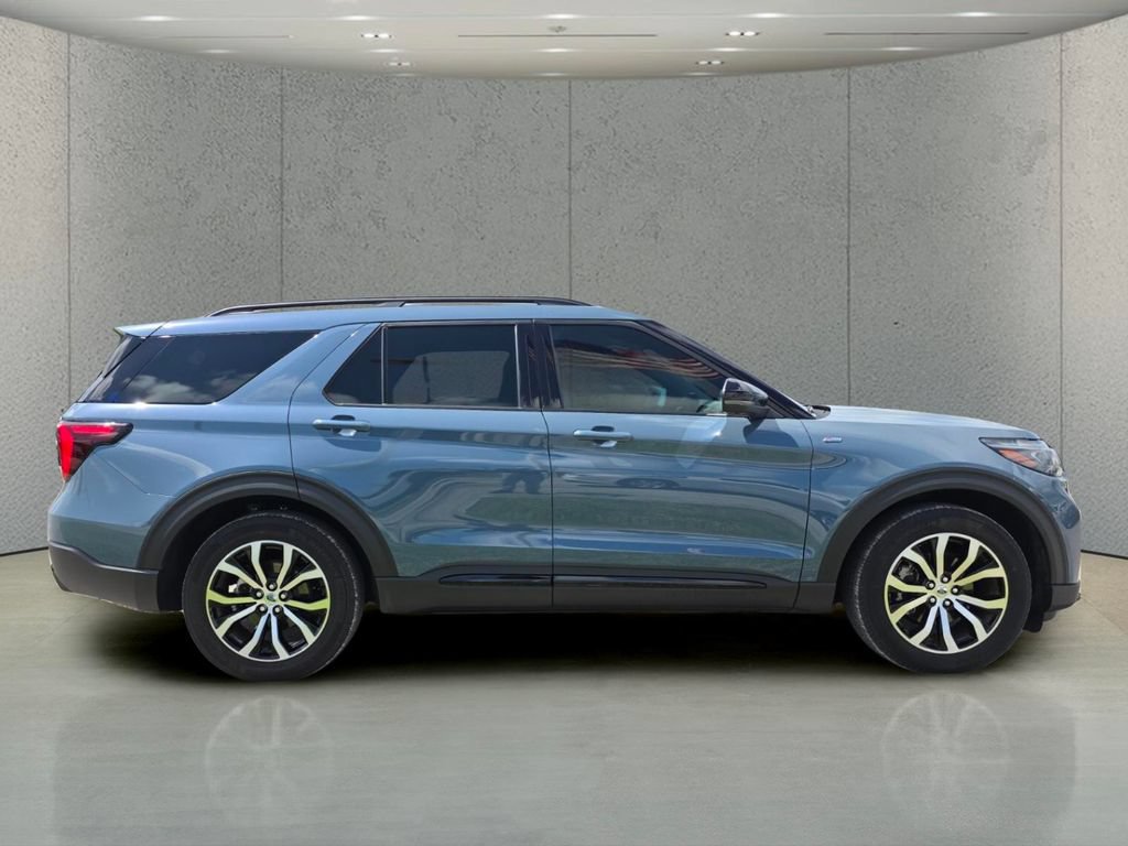 Used 2025 Ford Explorer ST-Line RWD image 2