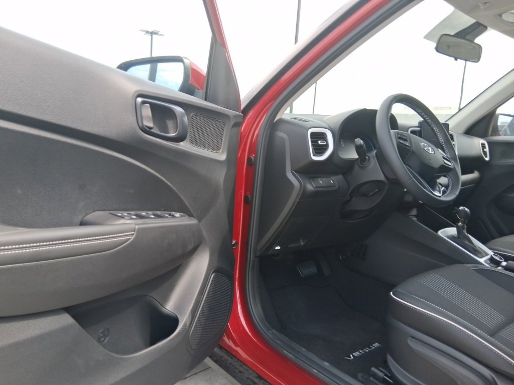 New 2025 Hyundai Venue Limited image 17