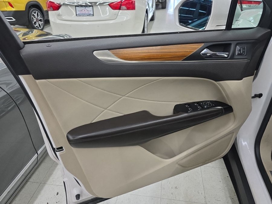 Used 2017 Lincoln MKC Select w/ Select Plus Package AWD/4WD image 14