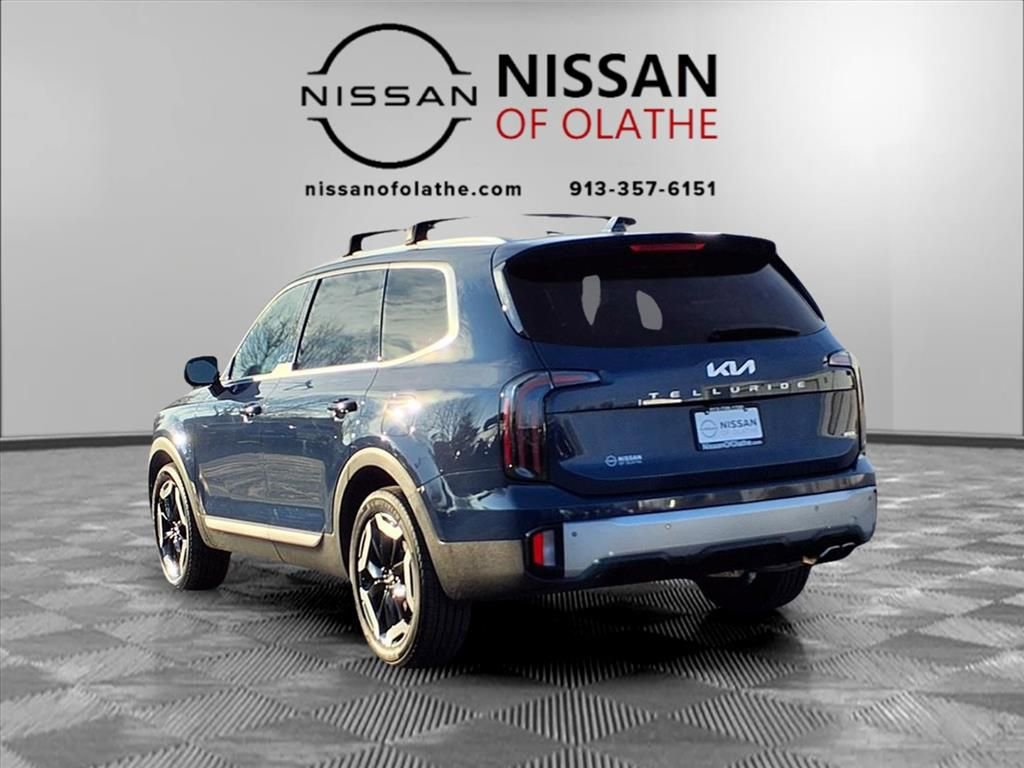 Used 2023 Kia Telluride EX w/ EX Captain's Chair Package image 3