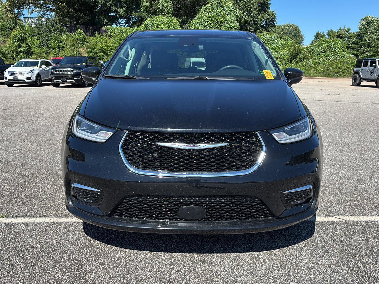 Used 2024 Chrysler Pacifica Touring-L FWD image 2