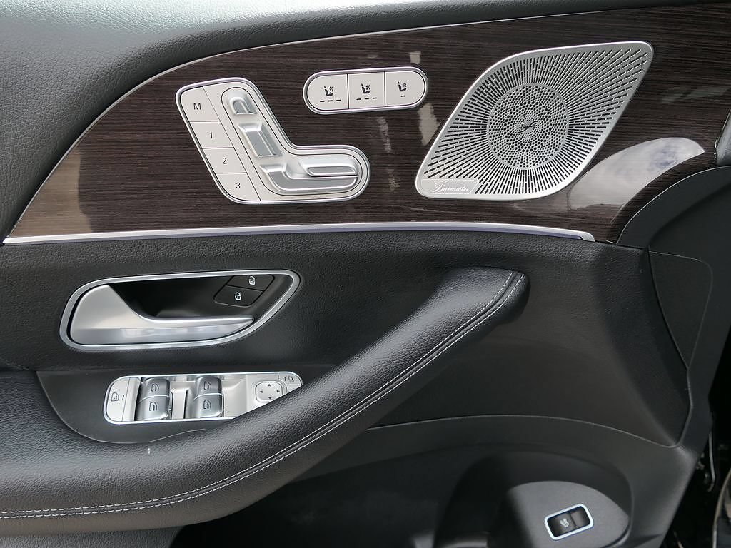 Used 2025 Mercedes-Benz GLS 450 4MATIC image 12