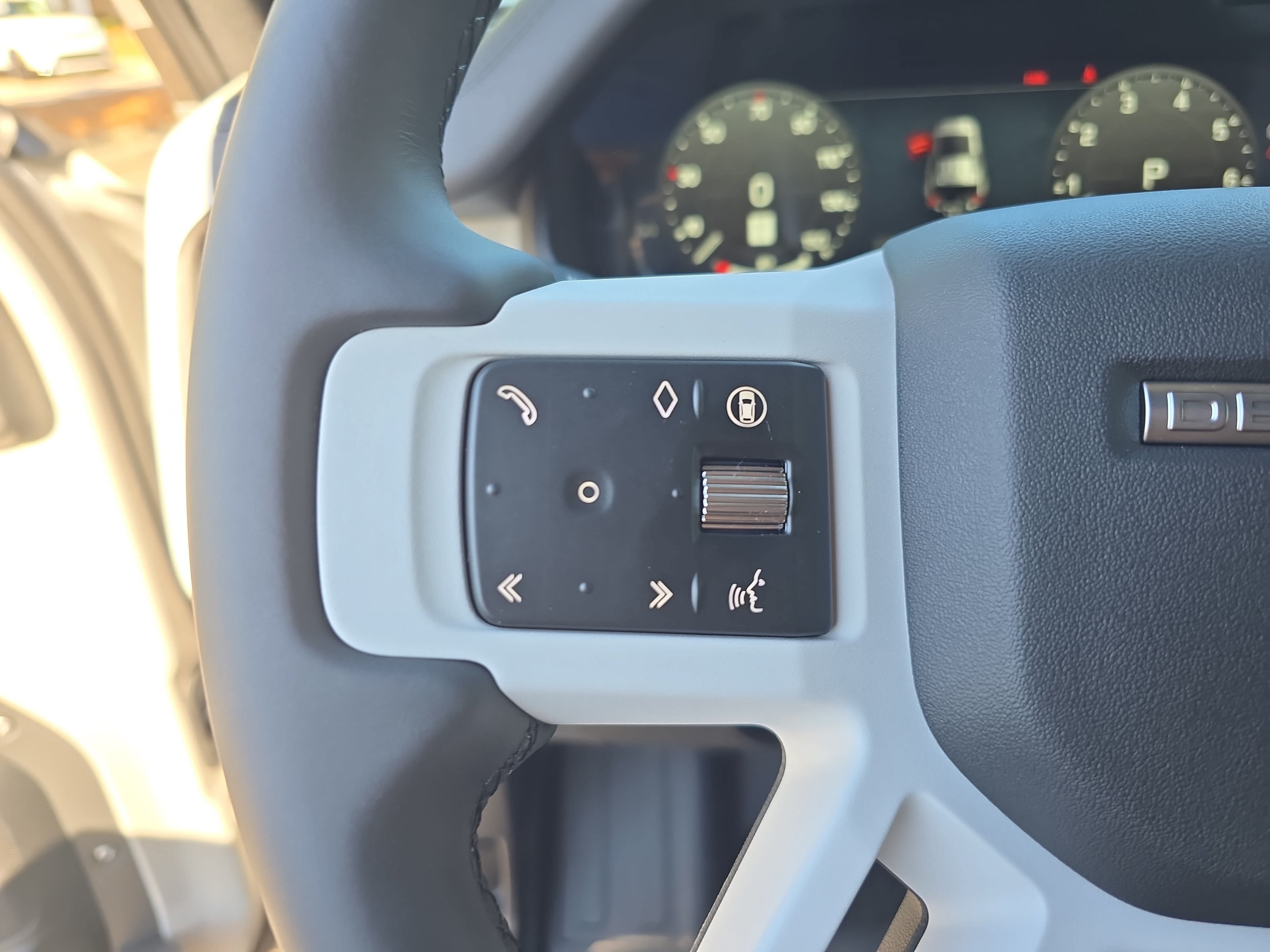 New 2026 Land Rover Defender 110 X-Dynamic SE AWD/4WD image 16