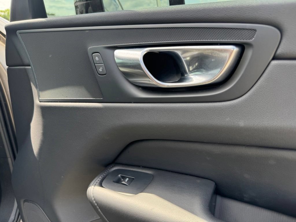 Used 2025 Volvo XC60 B5 Plus AWD/4WD image 32