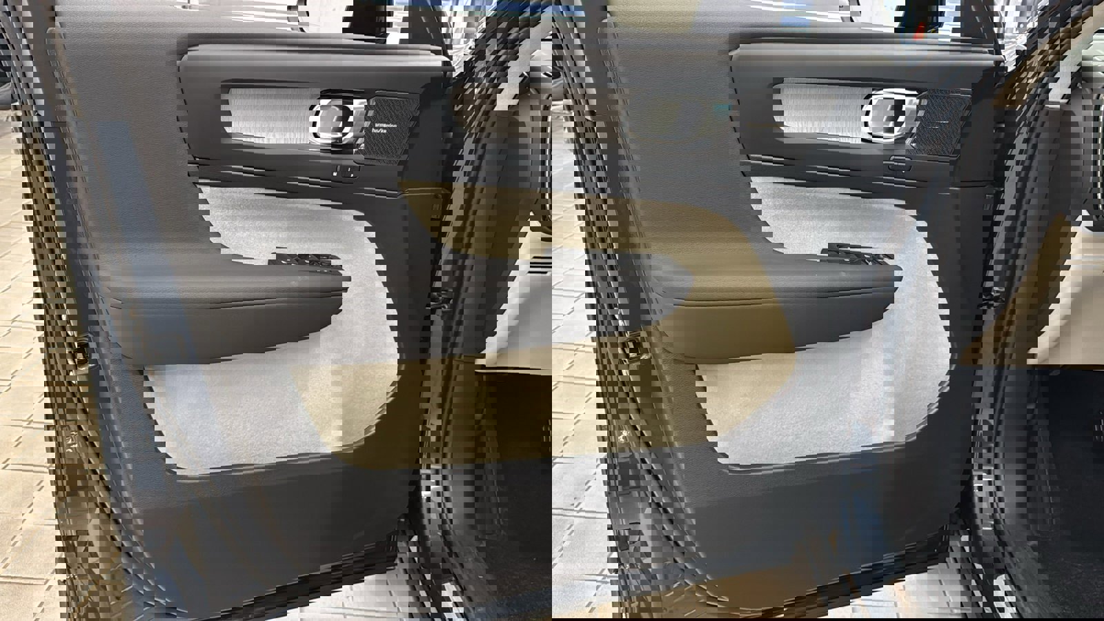 Used 2026 Volvo XC40 B4 Plus w/ Climate Package image 21