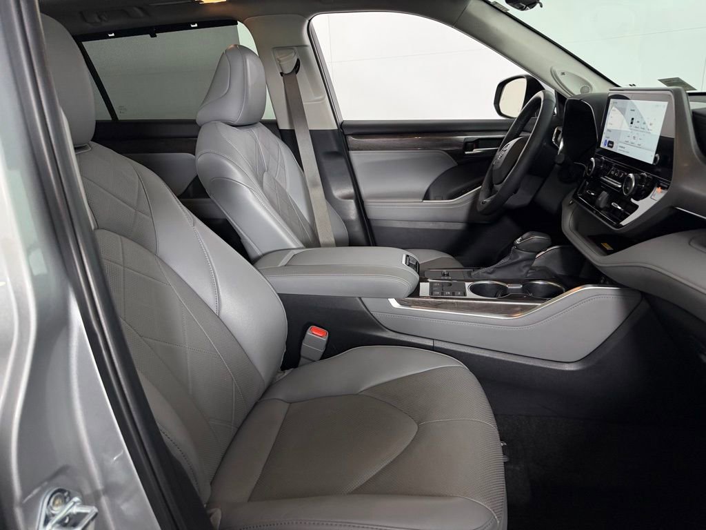 Used 2024 Toyota Highlander Platinum image 33