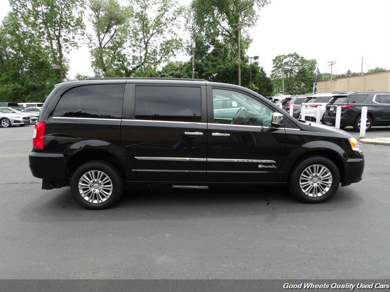 Used 2015 Chrysler Town & Country Touring-L w/ Driver Convenience Group FWD image 4