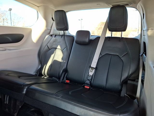 Used 2024 Chrysler Pacifica Touring-L image 9