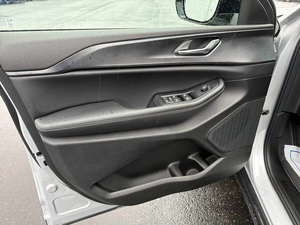 New 2025 Jeep Grand Cherokee L Altitude image 10