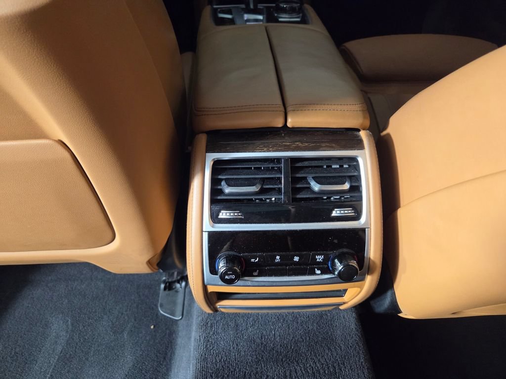 Used 2020 BMW 750i xDrive w/ Autobahn Package AWD/4WD image 25