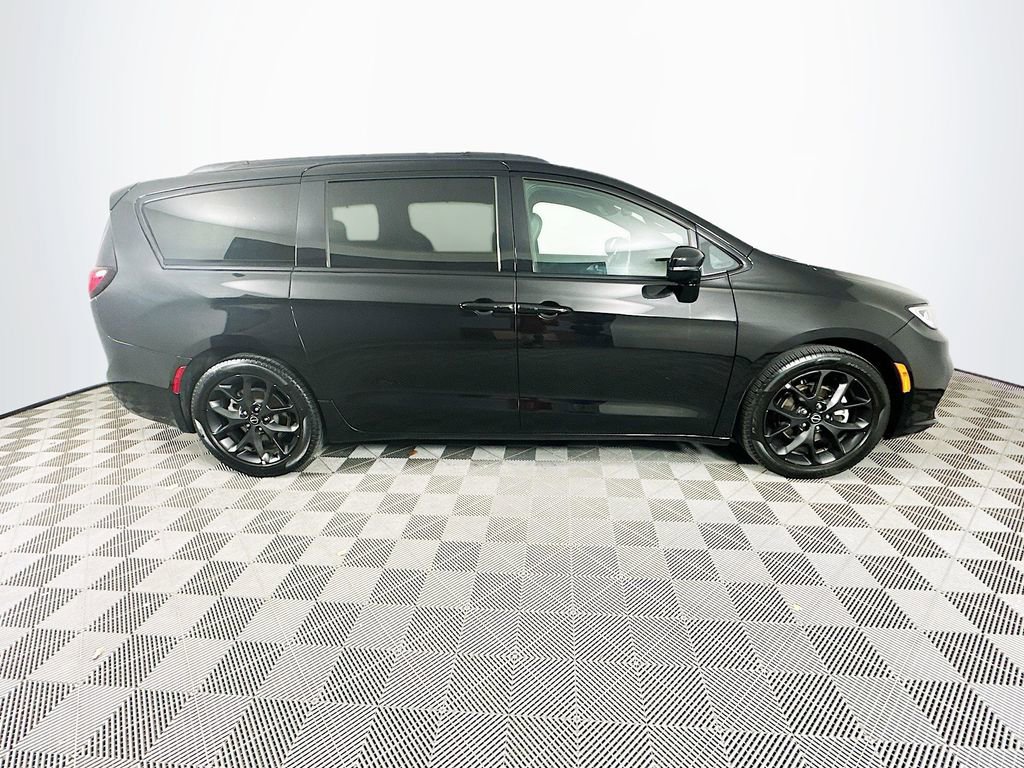 Certified 2025 Chrysler Pacifica Limited image 13