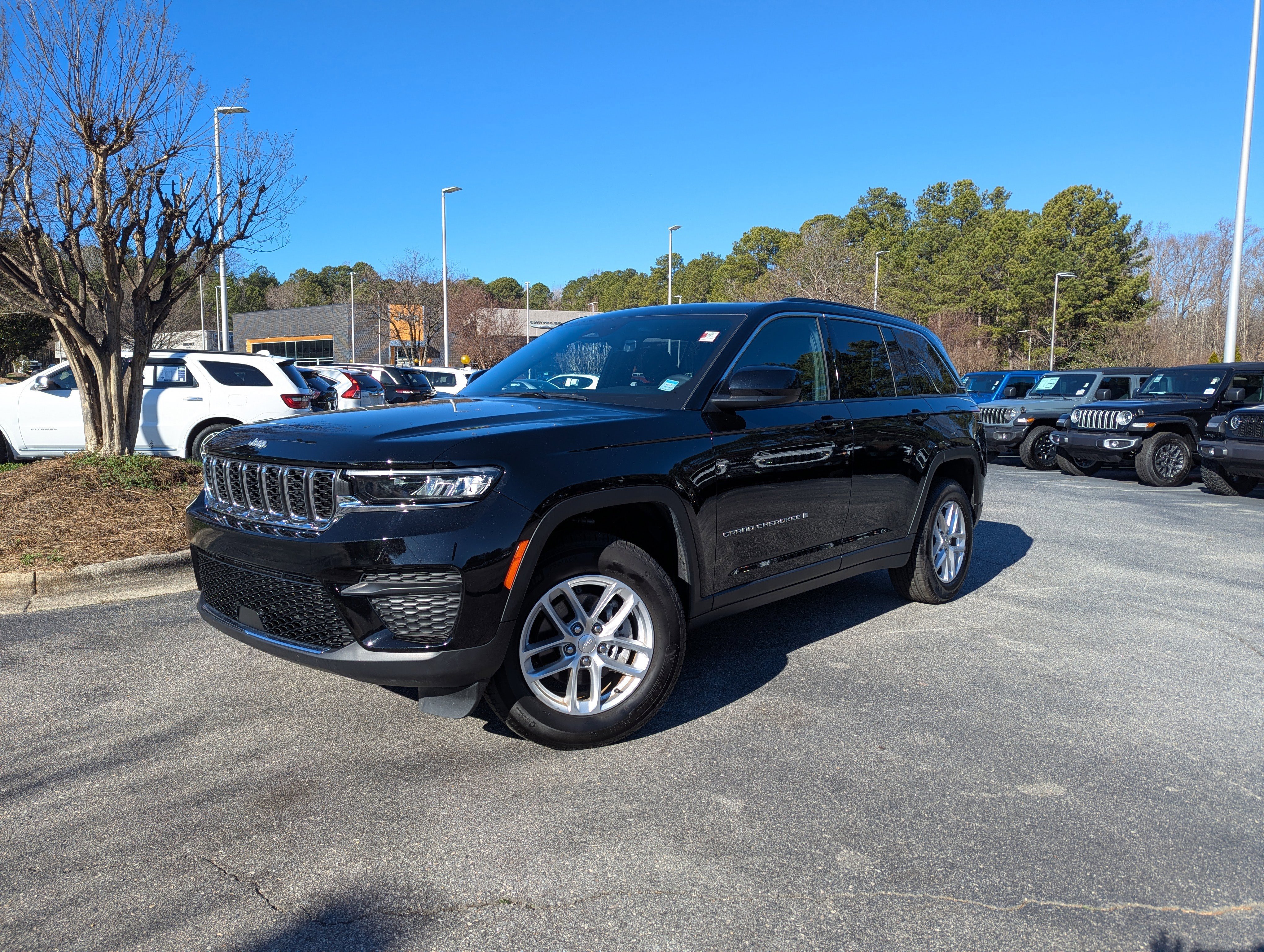 Used 2025 Jeep Grand Cherokee Laredo X w/ Luxury Tech Group I image 1