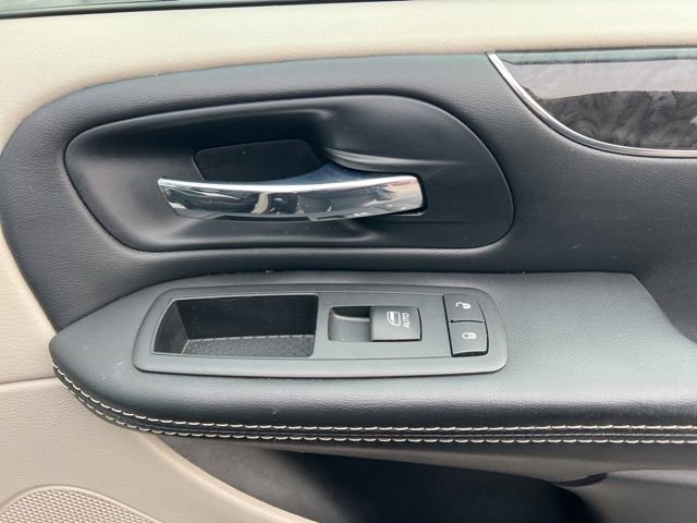 Used 2016 Chrysler Town & Country Touring w/ Driver Convenience Group image 28