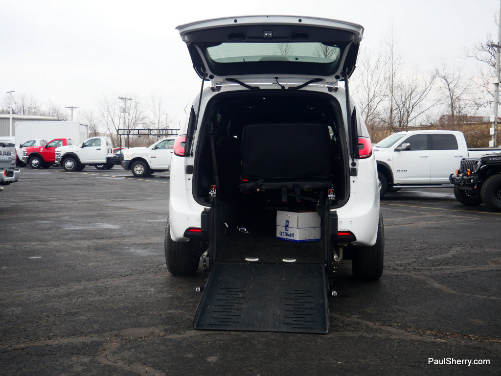 Used 2024 Chrysler Pacifica Touring image 11