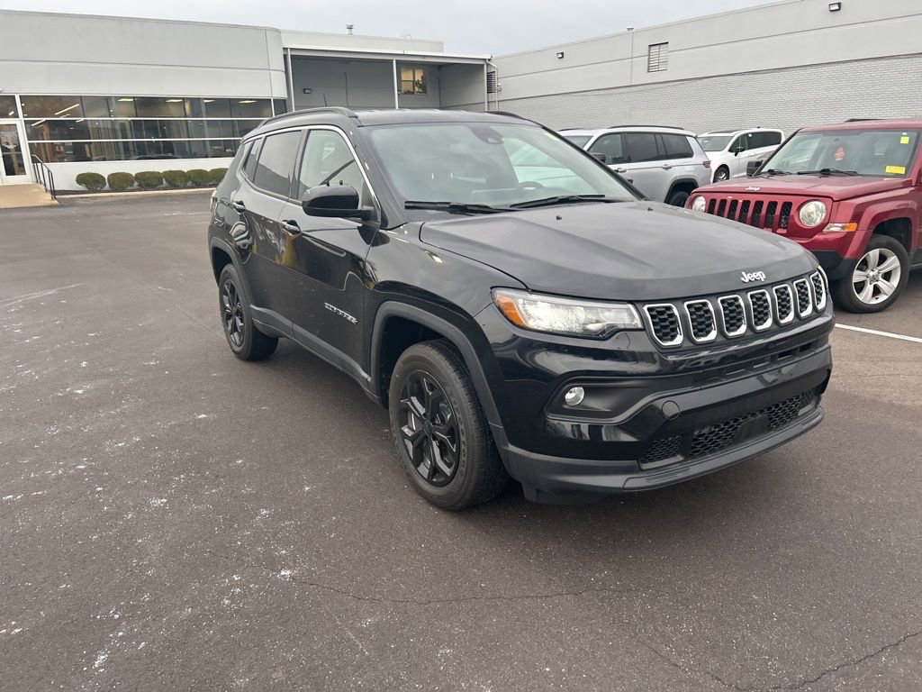 Used 2024 Jeep Compass Latitude image 3