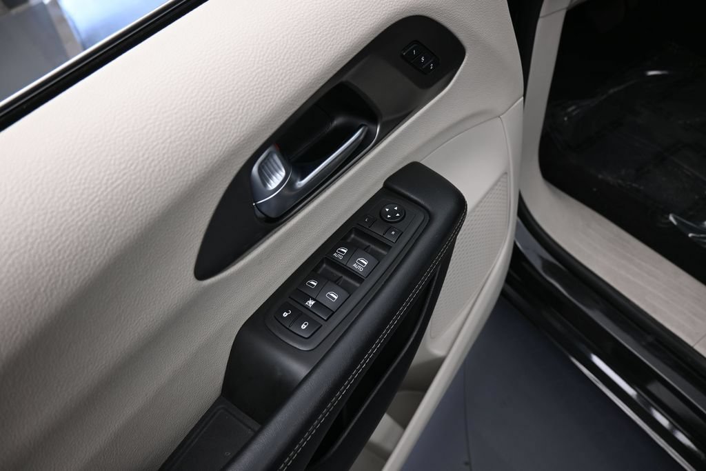 Used 2023 Chrysler Pacifica Touring-L FWD image 13