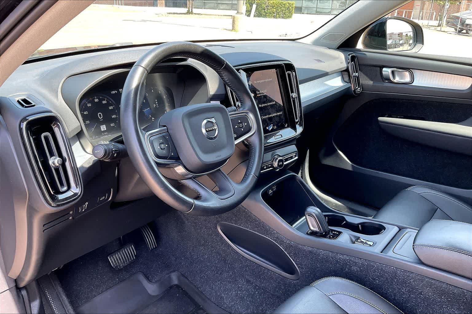 Used 2021 Volvo XC40 T5 Momentum w/ Climate Package AWD/4WD image 2