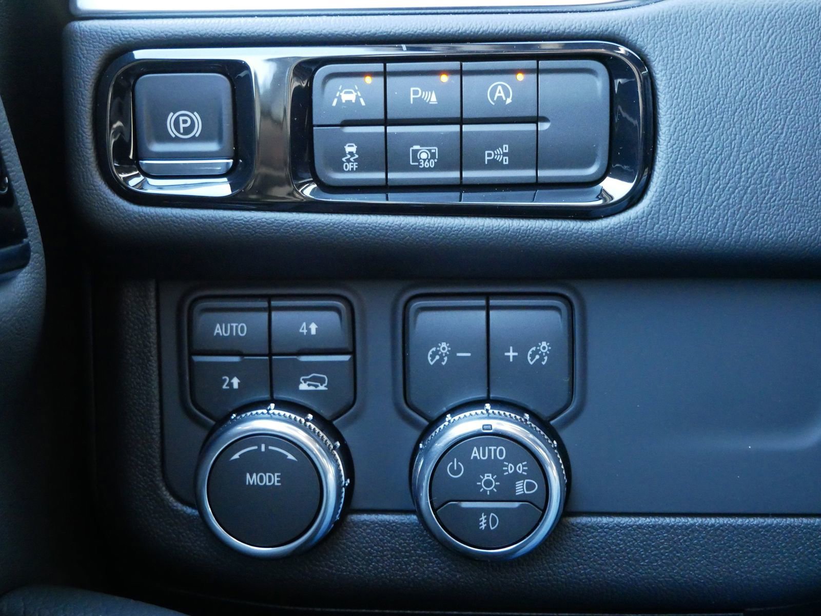 New 2026 GMC Yukon XL Denali w/ Sun & Power Step Package image 15