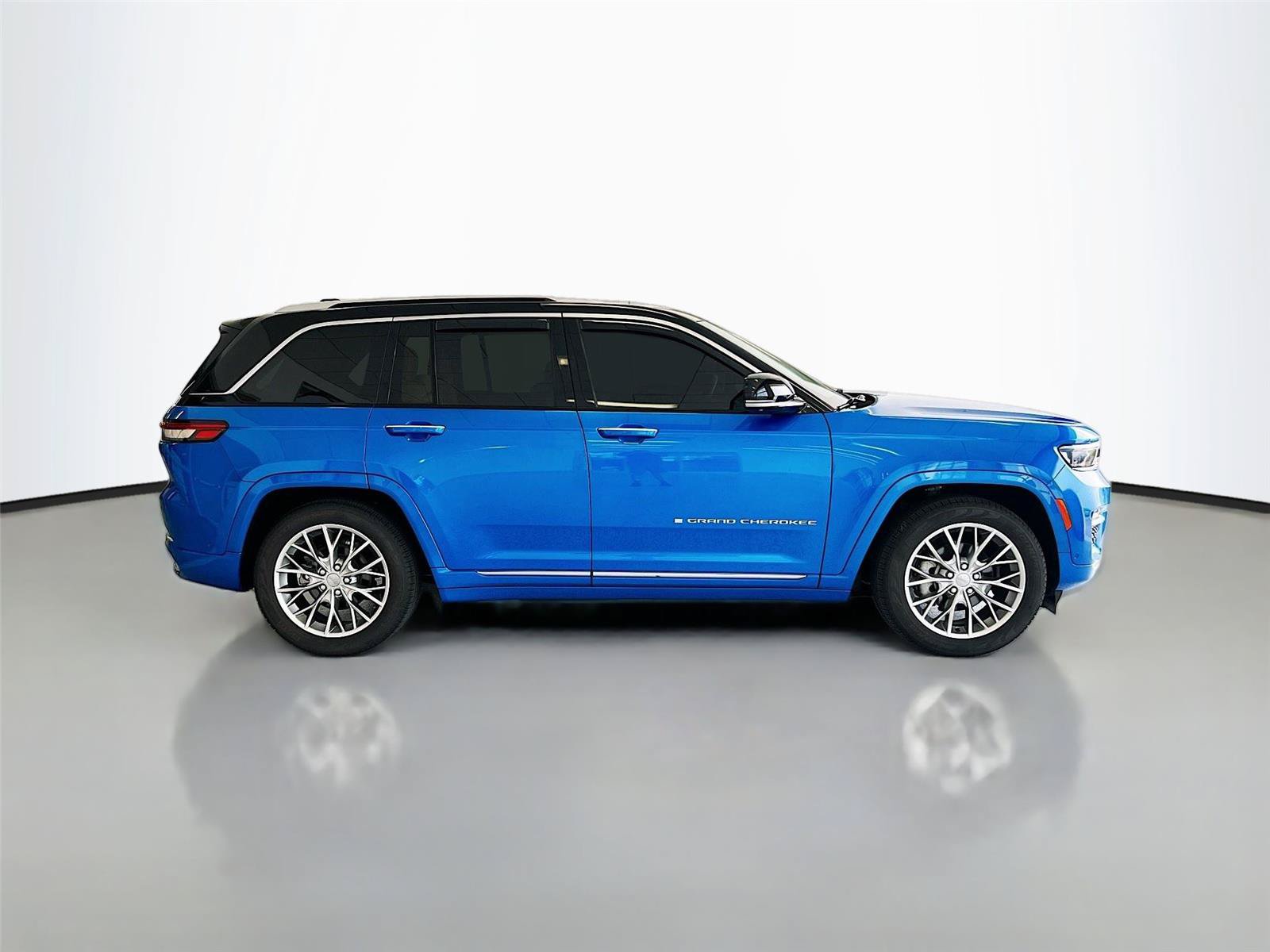 Used 2023 Jeep Grand Cherokee Summit w/ Adv Protech Group IV AWD/4WD image 16