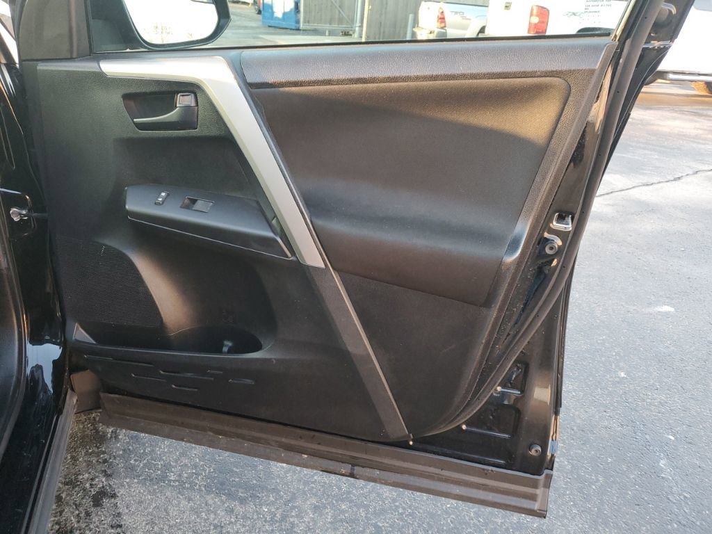 Used 2018 Toyota RAV4 LE image 31