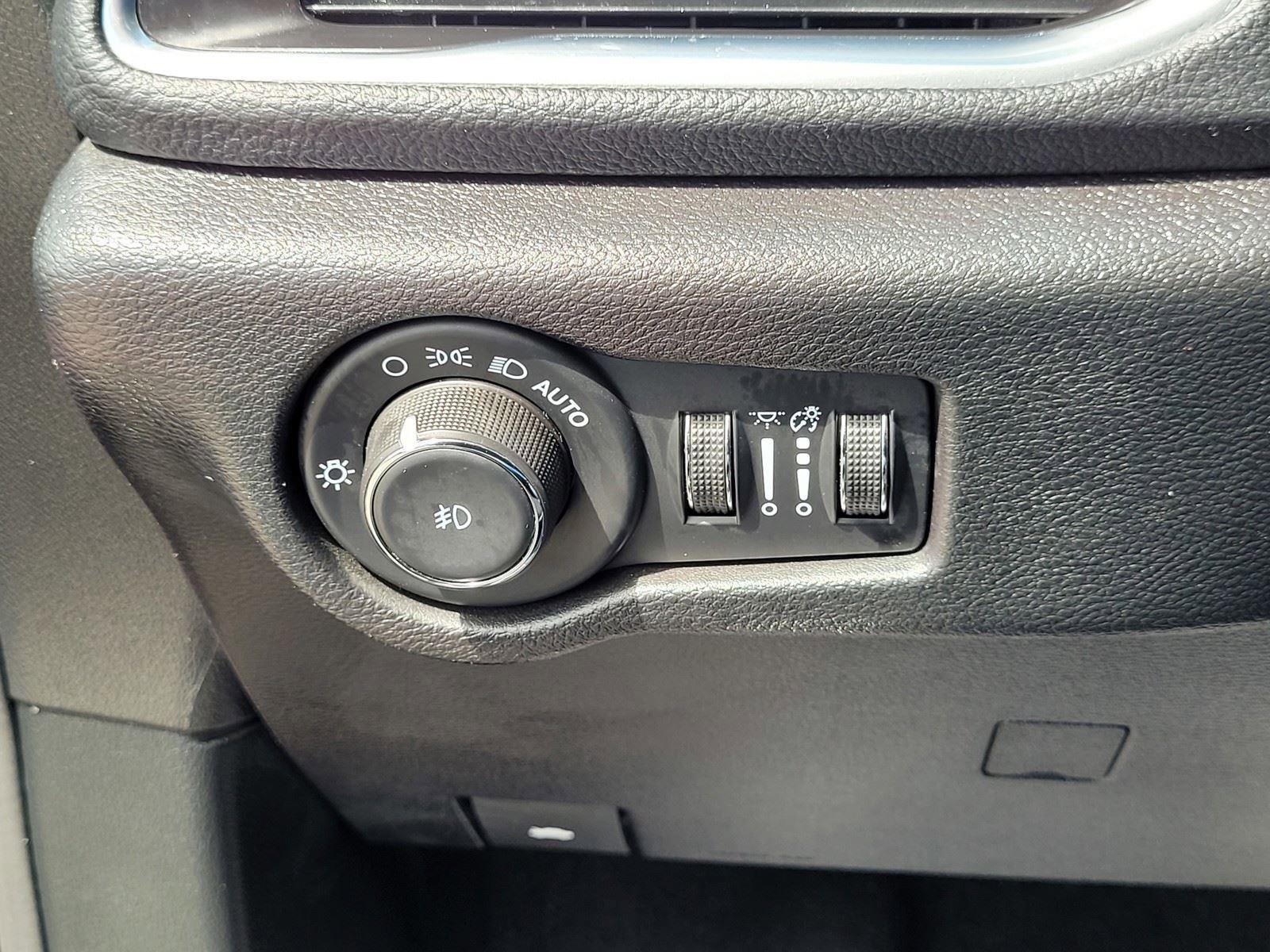 Used 2025 Chrysler Pacifica Limited image 33