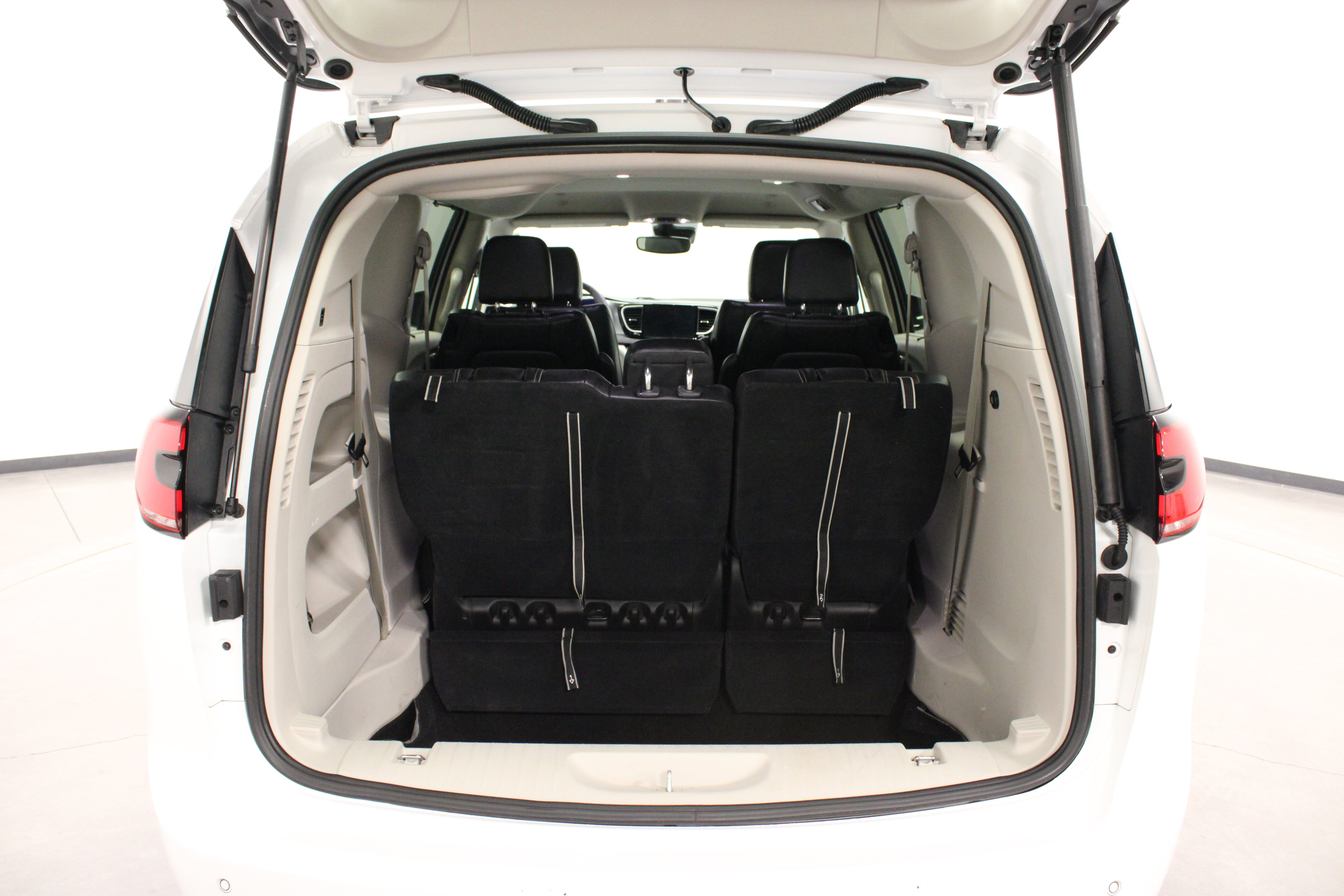 Used 2023 Chrysler Pacifica Touring-L FWD image 12