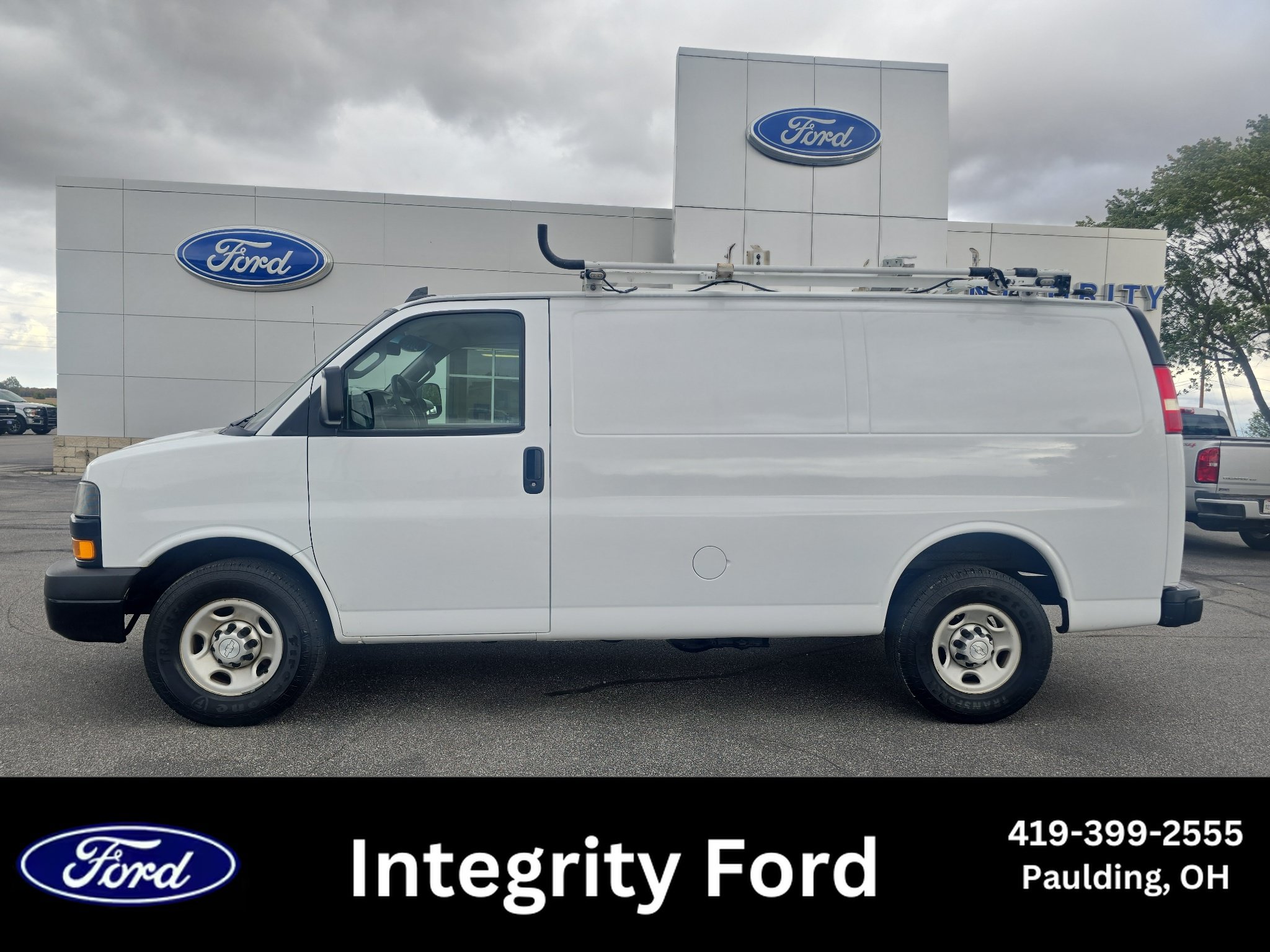 Used 2018 Chevrolet Express 2500 w/ Driver Convenience Package RWD image 1