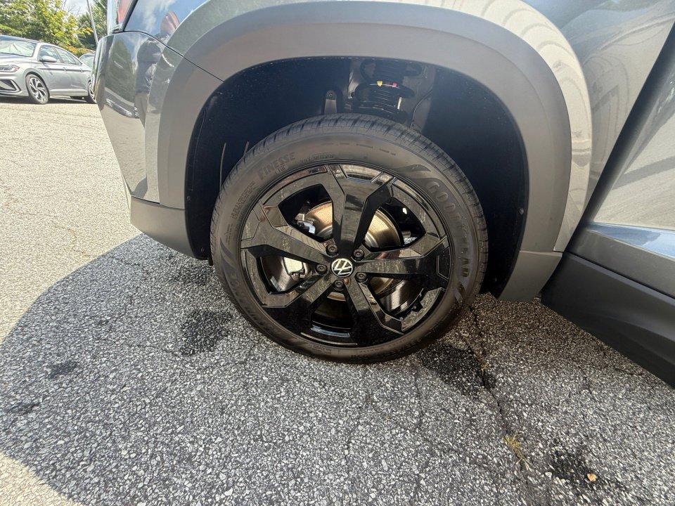 New 2025 Volkswagen Taos SEL image 27