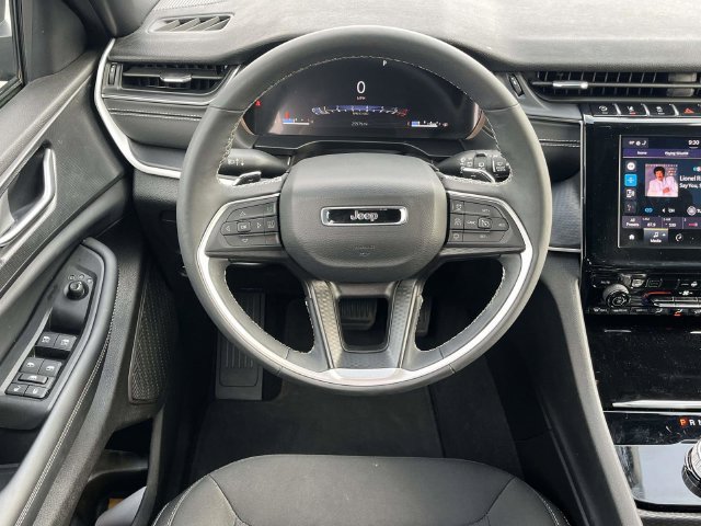 Used 2025 Jeep Grand Cherokee Laredo X w/ Luxury Tech Group I AWD/4WD image 18
