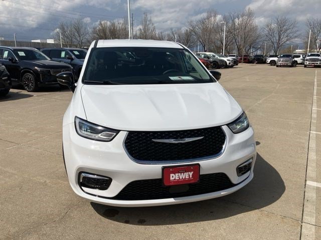 Used 2024 Chrysler Pacifica Touring-L FWD image 2