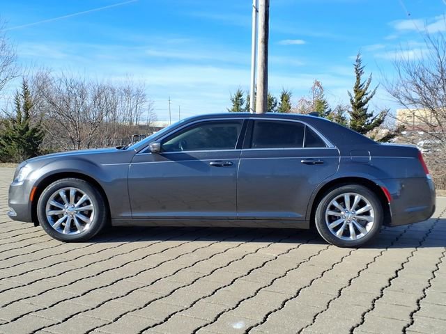 Used 2019 Chrysler 300 Touring w/ Driver Convenience Group image 2