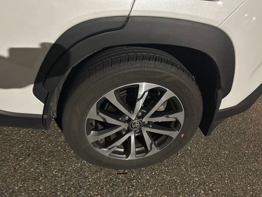 Used 2024 Toyota Corolla Cross XLE image 9