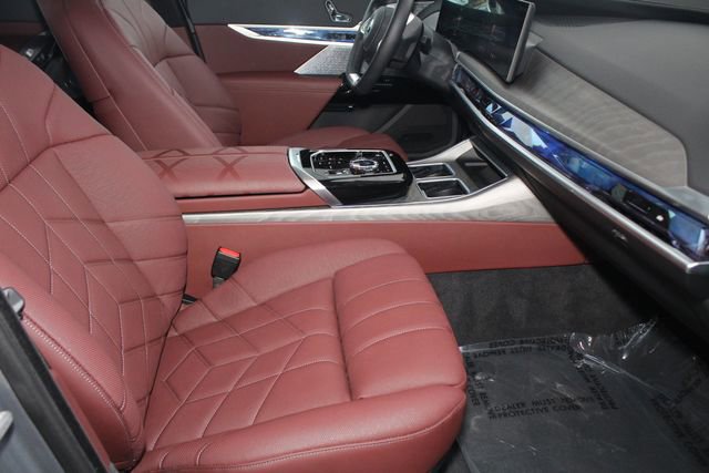 Used 2025 BMW i7 xDrive60 image 27