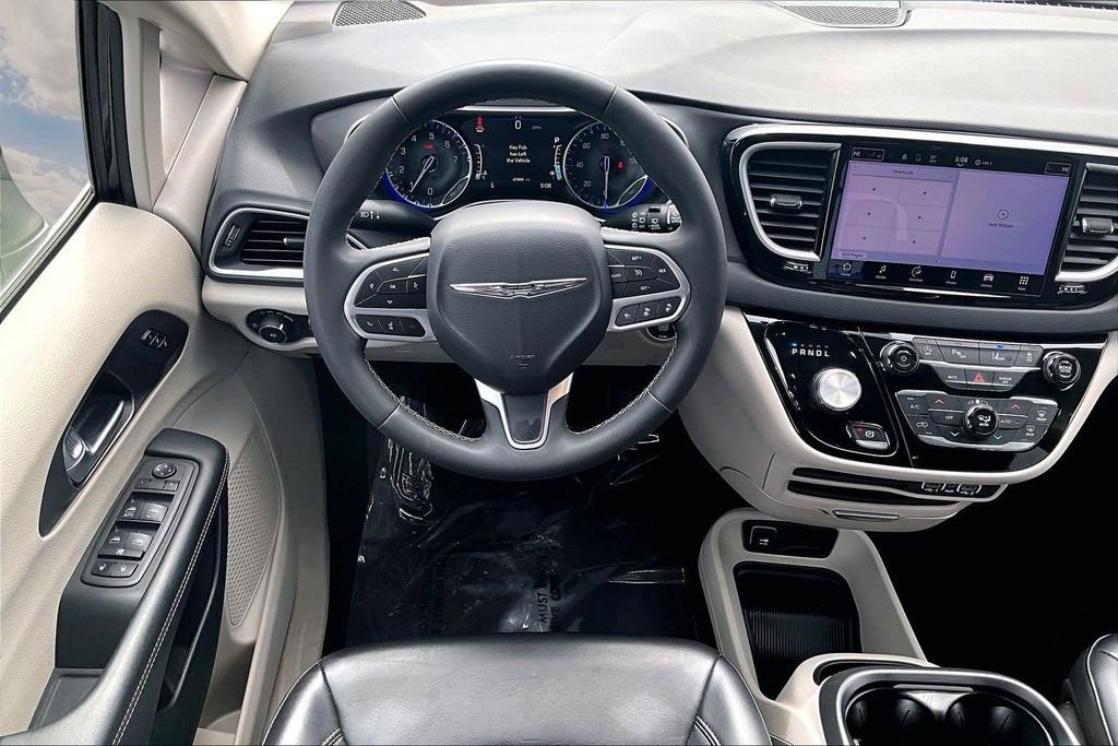 Used 2023 Chrysler Pacifica Touring-L FWD image 8