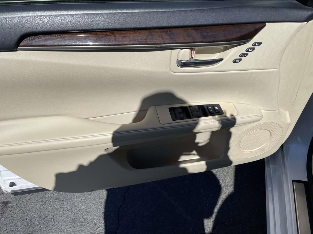 Used 2014 Lexus ES 350 350 w/ Luxury Package image 25