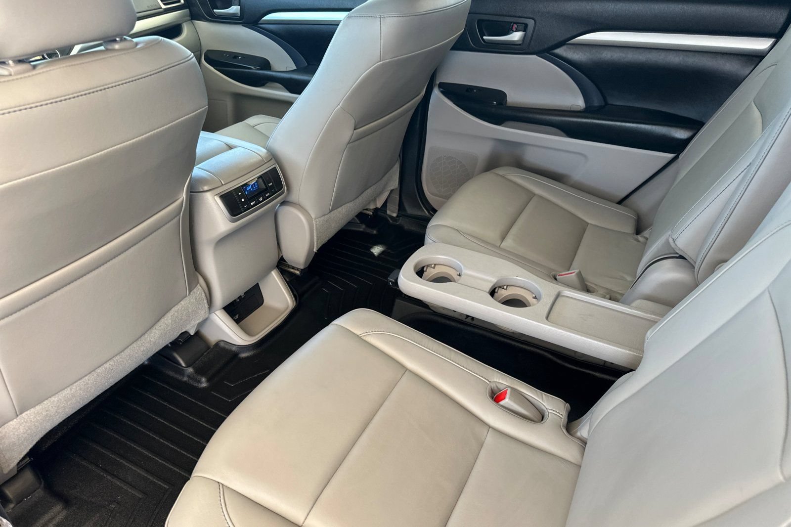 Used 2018 Toyota Highlander XLE AWD/4WD image 12