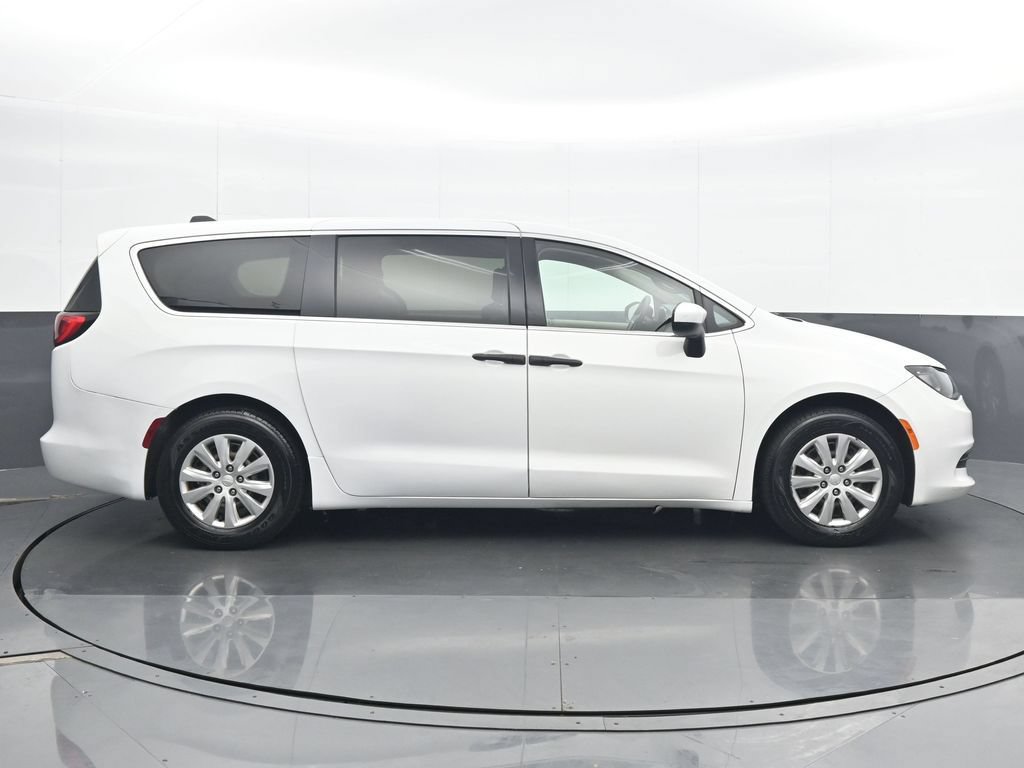 Used 2020 Chrysler Voyager L FWD image 7