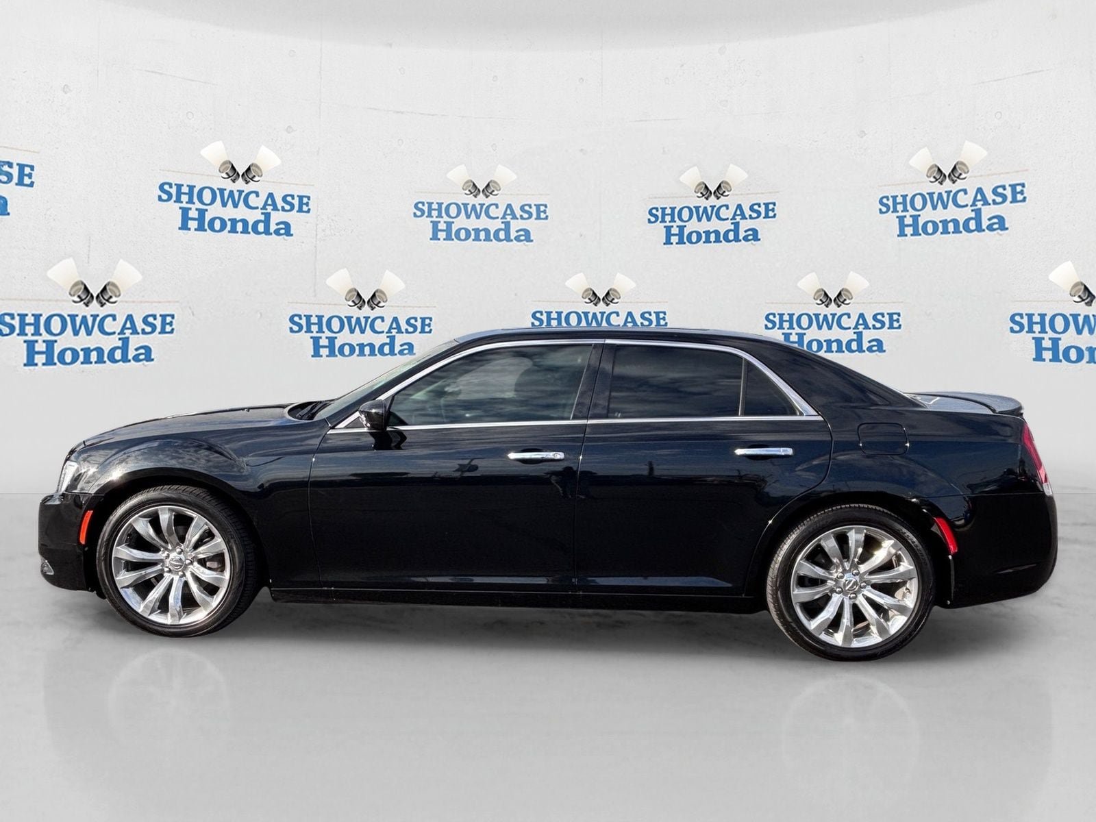 Used 2020 Chrysler 300 Limited RWD image 4
