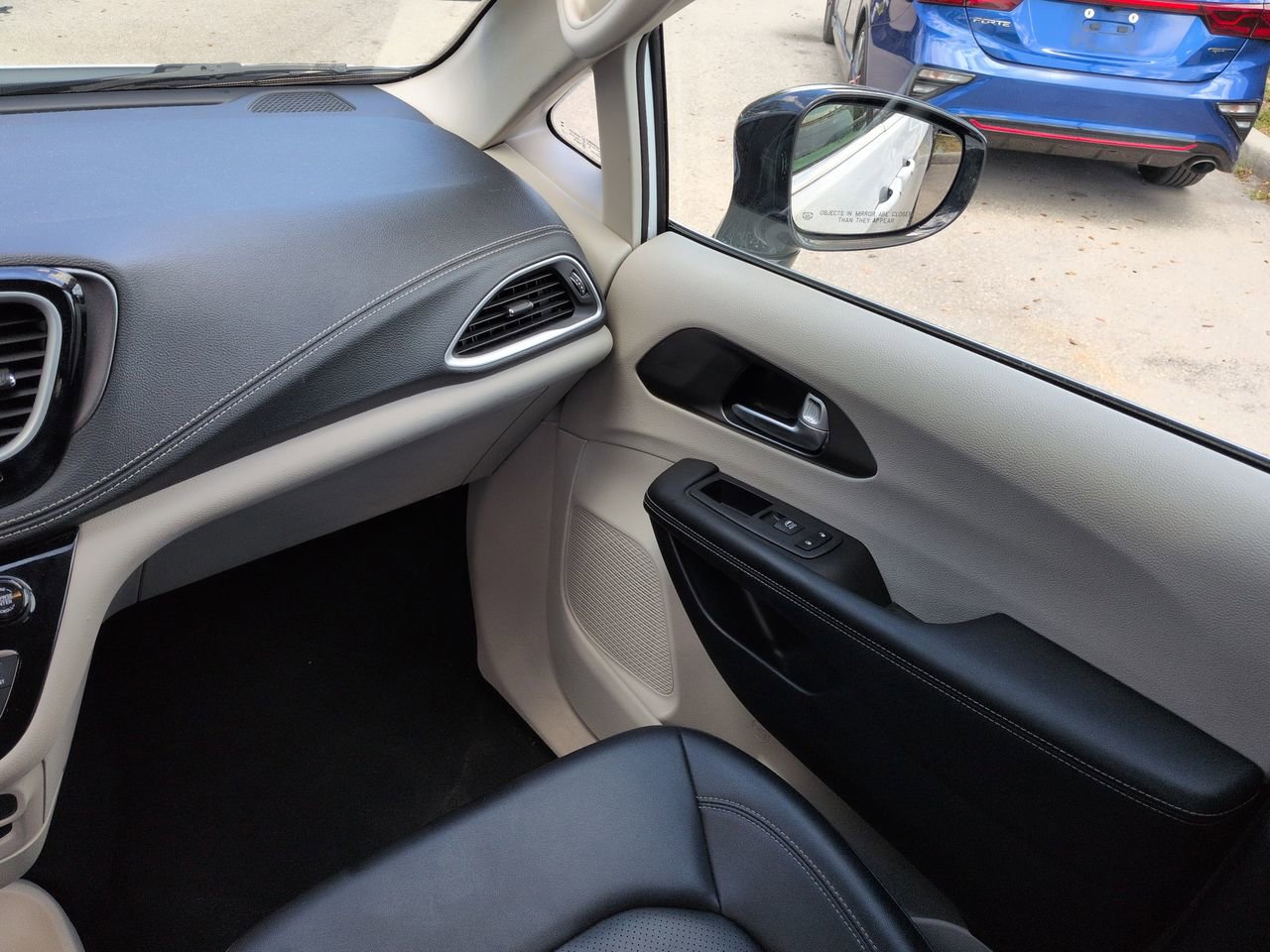 Used 2024 Chrysler Pacifica Limited FWD image 17