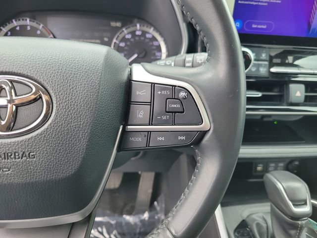 Used 2024 Toyota Highlander XLE FWD image 17