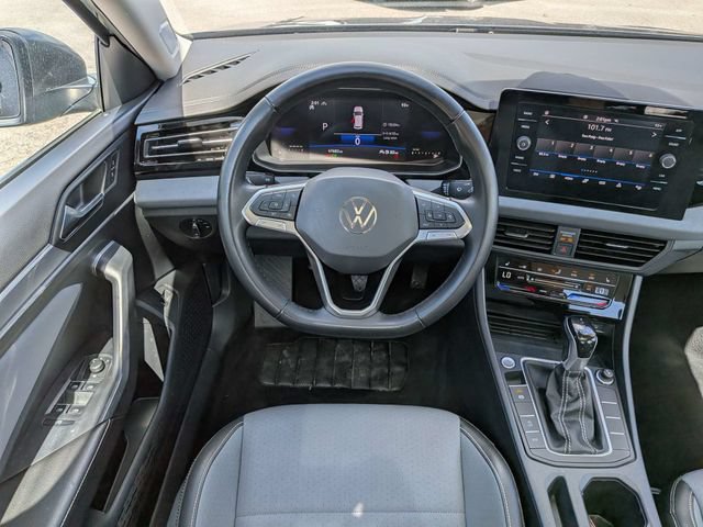 Used 2025 Volkswagen Jetta SE FWD image 16