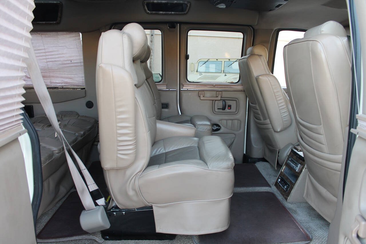 Used 2006 Chevrolet Express 1500 w/ Preferred Equipment Group RWD image 43