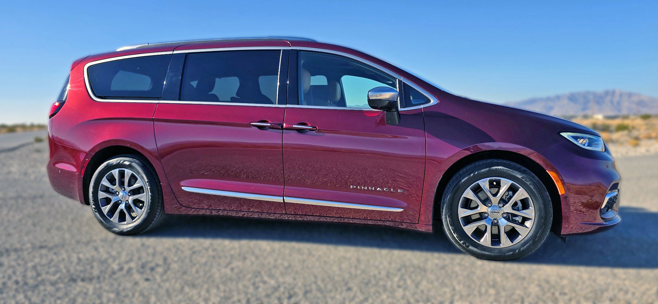 Used 2023 Chrysler Pacifica Pinnacle FWD image 3