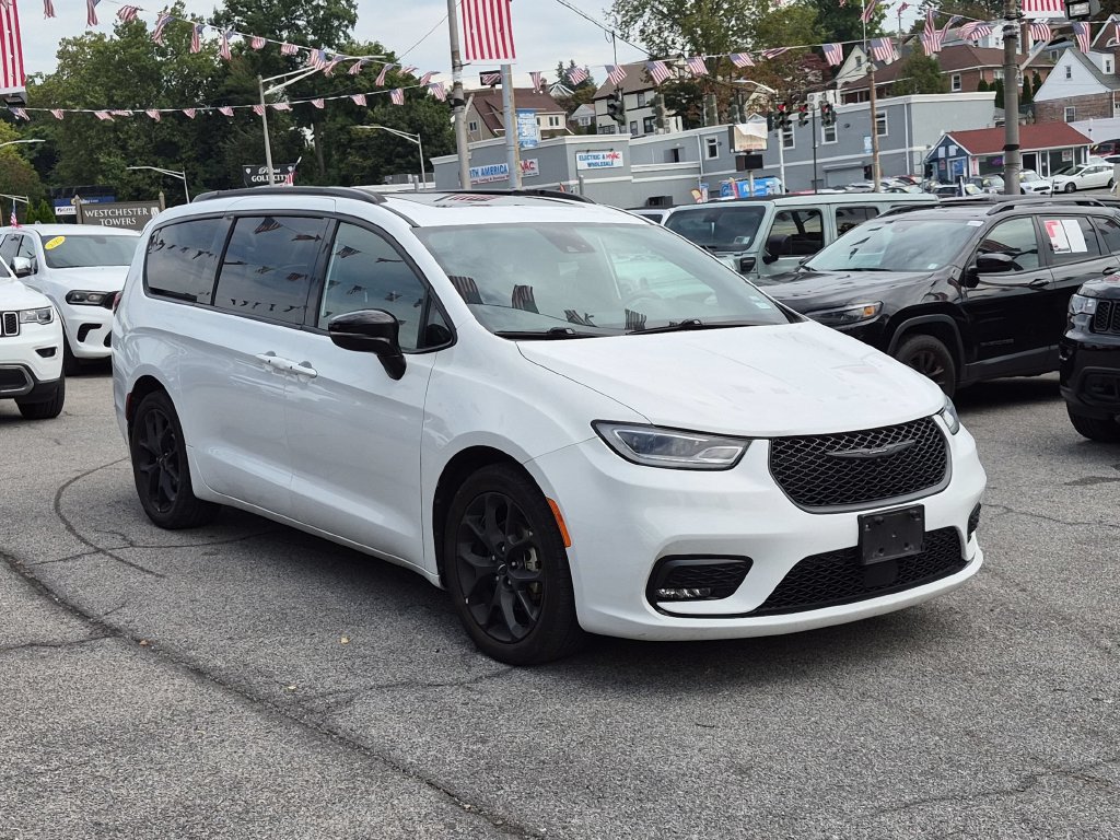 Used 2025 Chrysler Pacifica Limited FWD image 3